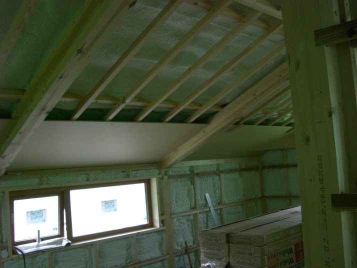 現場吹付けで気密断熱はバッチリ！